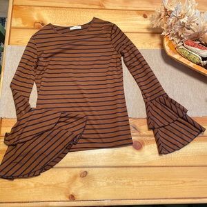 Super super cute long sleeve, bell sleeves shirt